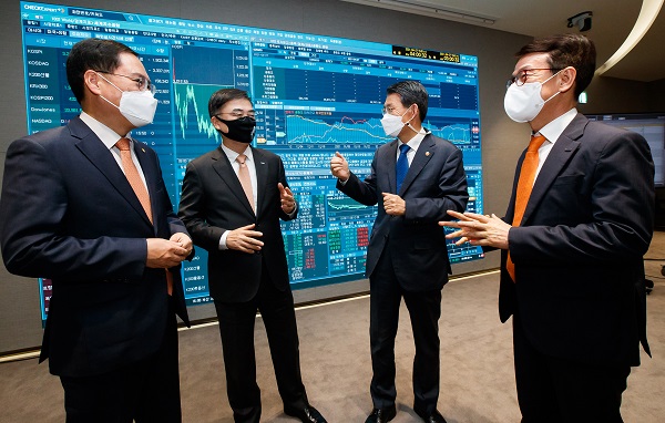 윤창호 한국증권금융 사장(왼쪽부터), 손병두 한국거래소 이사장, 은성수 금융위원장 등 참석자들이 공매도 재개 모의시장 운영상황을 점검하고 있다.(사진=한국거래소)