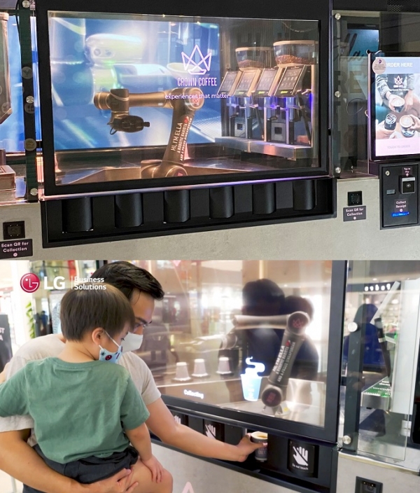 LG전자가 싱가포르 최대 번화가 오차드(Orchard) 로드에 위치한 무인 커피숍에 투명 올레드 사이니지를 공급했다. 투명 올레드 사이니지는 화면을 통해 매장 홍보 영상을 보여주거나 투명한 화면 너머로 커피를 만드는 모습도 보여준다. 사진은 투명 올레드 사이니지가 설치돼 있는 커피숍 모습. (사진=LG전자)