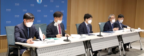 한국은행은 28일 오전 서울 중구 한국은행에서 '2020년 지급결제보고서'를 발표했다. 이날 설명회에 참석한 김철 결제안정팀장(왼쪽부터), 홍철 결제정책팀장, 배준석 부총재보, 이종렬 금융결제국장, 윤성관 디지털화폐연구팀장이 질의응답을 진행하고 있다. (사진= 한국은행)