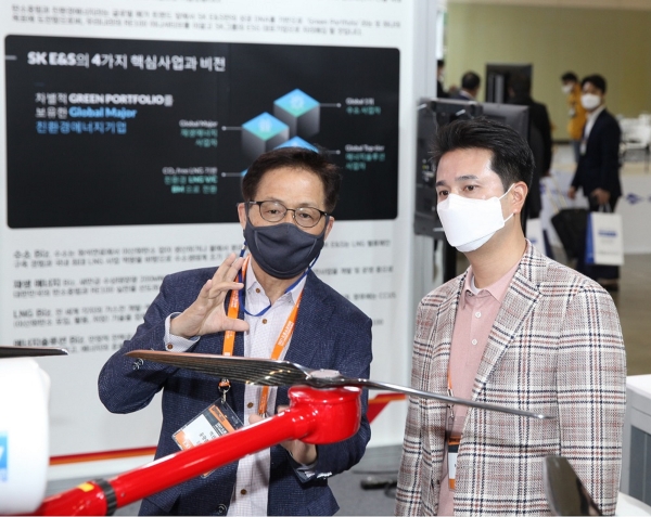추형욱 SK E&S 대표이사(오른쪽)가 부산 벡스코에서 열린 '2021 드론쇼 코리아'에서 선보인 액화수소드론을 관람하고 있다. (사진=SK E&S)