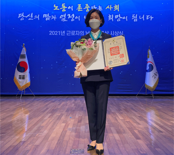 4월30일 오후 서울 중구 대한상공회의소에서 열린 '2021년 근로자의 날 유공 정부포상' 시상식에서 동탑산업훈장을 수훈한 강성애 롯데쇼핑 노동조합위원장이 기념사진을 직고 있다. (사진=롯데쇼핑) 