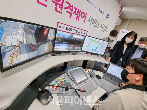 부산항 5G로 원격제어되는 컨테이너크레인과 관제실 모습. (사진=이호정 기자)