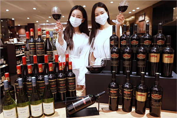 2일 서울 중구 소공동 롯데백화점 본점 지하 1층에서 모델들이 에라주리즈 150주년 기념 '맥스 챌린지'를 알리고 있다. (사진=현대백화점) 