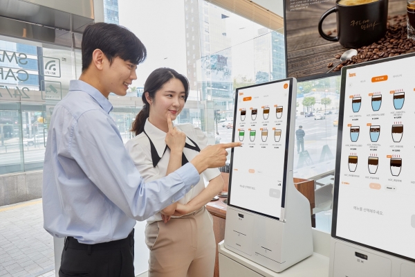 삼성전자 모델이 서울 삼성동에 위치한 '커피에 반하다 스마트 카페'에 설치된 삼성 키오스크를 소개하고 있다. (사진=삼성전자)