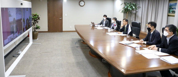 3일 오전 개최된 '제21차 한중일 재무장관 중앙은행총재 회의'에 곽상곤 한국은행 금융협력팀장(사진 왼쪽부터), 유상대 한은 부총재보, 이주열 한은 총재, 방홍기 한은 의제연구반장, 오금화 한은 국제협력국장 등이 참여하고 있다. (사진= 한국은행)