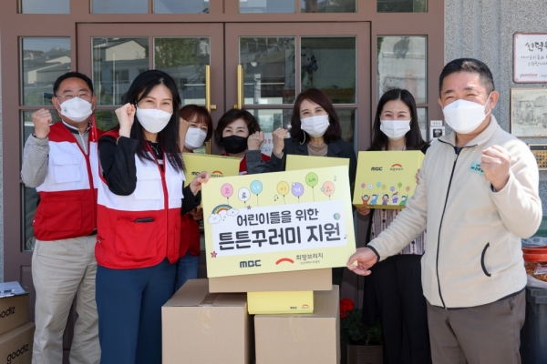 희망브리지 전국재해구호협회가 3일 오후 서울 종로구 선덕원에 어린이용 건강기능식품을 담은 '튼튼꾸러미'를 전달하고 있다. (사진=희망브리지 전국재해구호협회)