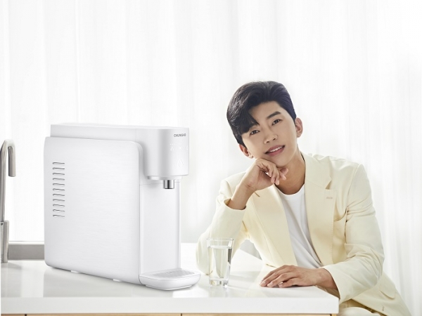 '청호 자가관리 정수기 셀프'와 모델 임영웅 (사진=청호나이스)