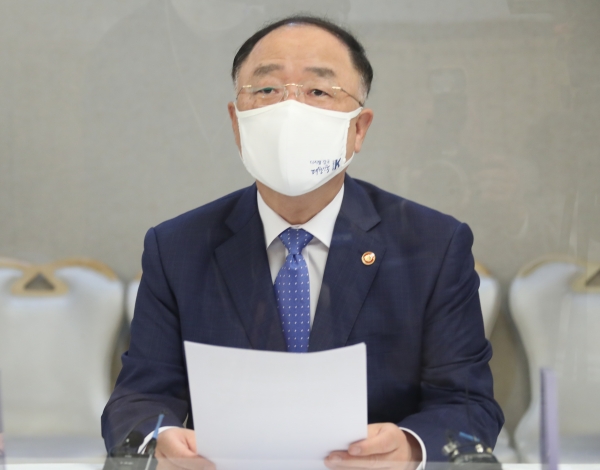 홍남기 부총리 겸 기획재정부 장관이 6일 정부서울청사에서 열린 '제21차 부동산시장 점검 관계장관회의'를 주재하며 발언하고 있다. (사진=연합뉴스)