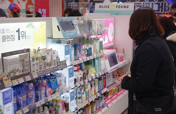 올리브영 명동본점에서 한 소비자가 클렌징(세안) 제품을 살펴보고 있다. (사진=CJ올리브네트웍스)