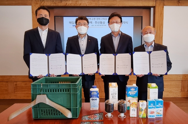 (왼쪽부터) 오재항 테트라팩코리아 부사장, 강동훈 SK종합화학 그린 비즈추진 그룹장, 조성형 매일유업 부사장, 이동규 주신통상 대표이사가 6일 서울 종로구 소재 SK서린빌딩에서 멸균팩 재활용을 위한 업무협약을 체결한 뒤 기념촬영을 하고 있다. (사진=SK종합화학)