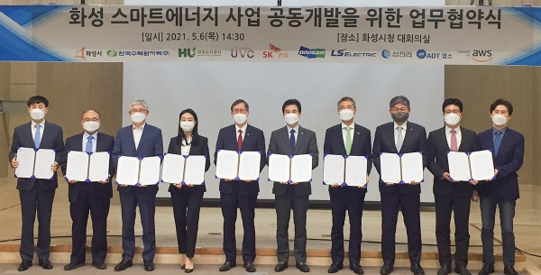화성 스마트에너지 사업 공동개발 참여자들이 업무협약을 마친 뒤 기념촬영을 하고 있다. (사진=두산퓨얼셀)