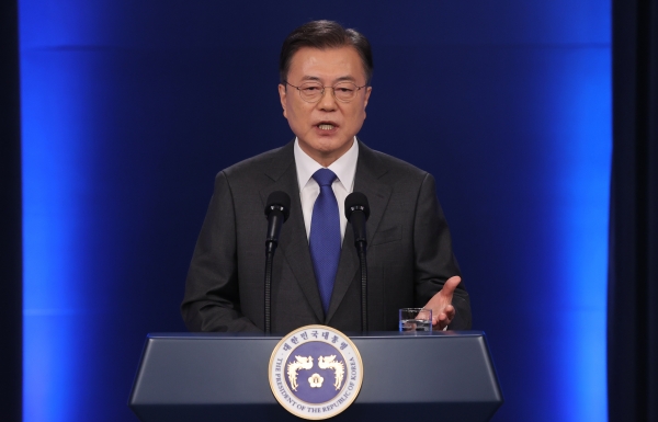 문재인 대통령이 10일 청와대 춘추관 대브리핑룸에서 취임 4주년 특별연설을 하고 있다. (사진=연합뉴스)