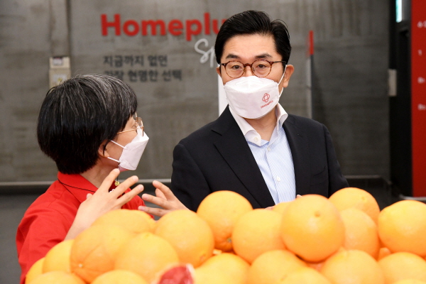 이제훈 홈플러스 신임 사장(오른쪽)이 취임 첫날인 10일 오전 서울 양천구 홈플러스 스페셜 목동점으로 출근해 서울지역 유일한 여성 점장인 김현라 목동점장(왼쪽)과 대화를 나누며 현장 목소리를 청취하고 있다.