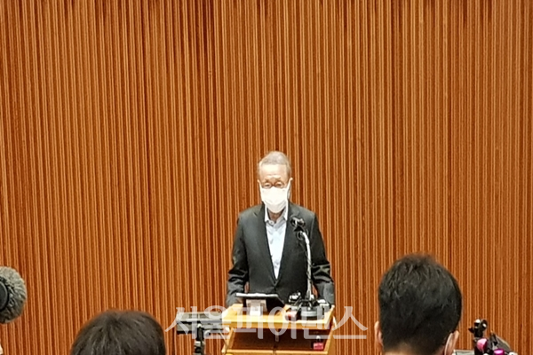 홍원식 남양유업 회장이 4일 오전 서울 강남구 본사에서 '불가리스 논란'과 관련해 기자회견을 열고 입장을 발표하고 있다. (사진=천경은 기자)