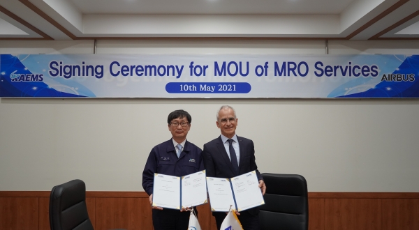 조연기 한국항공서비스(KAEMS) 대표와 에어버스 디펜스 앤 스페이스 가 업무협약을 맺은 뒤 기념촬영을 하고 있다. (사진=한국항공우주산업)