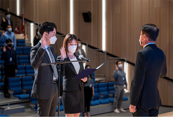 김병묵 한국콜마홀딩스 대표이사(오른쪽)을 비롯한 임직원들이 준법·윤리경영 의지를 다지며 선서하고 있다. (사진=한국콜마홀딩스) 