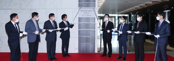 우태희 대한상공회의소 상근부회장(왼쪽 다섯번째)과 이상훈 국가기술표준원 원장(왼쪽 네번째)이 참석자들과 기술규제 대응 지원데스크 현판식을 하고 있다. (사진=대한상공회의소)