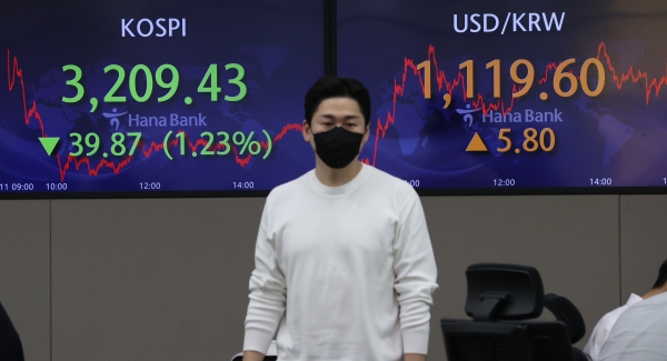 14일 서울 외환시장에서 원·달러 환율은 전장보다 5.8원 오른 1119.6원에 마감했다. 사진은 서울 중구 명동 하나은행 딜링룸 모습. (사진= 연합뉴스)