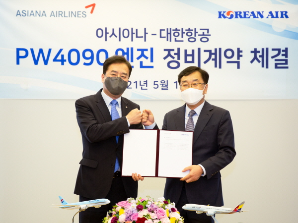 이수근 대한항공 operation 부문 부사장(사진 왼쪽)과 진종섭 아시아나항공 전략기획본부장이 기념 사진을 촬영하고 있는 모습. (사진=대한항공)