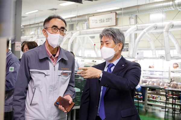 윤종원 IBK기업은행장(오른쪽)이 부산 사상구에 위치한 노바인터내쇼널을 방문해 설명을 듣고 있다. (사진=기업은행)