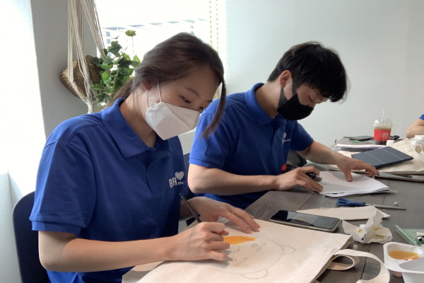 해바라기 봉사단 5기 2조 대학생들이 지난 7일 호루라기 에코백을 만들고 있다. (사진=bhc)