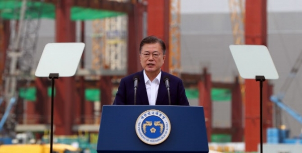 문재인 대통령이 13일 삼성전자 평택단지의 야외무대에서 열린 ‘K-반도체 전략 보고’에 참석해 발언하고 있다. (사진=연합뉴스)