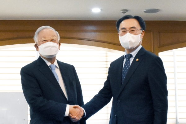 문승욱 산업통상자원부장관(오른쪽)이 손경식 한국경영자총협회 회장과 만나 악수를 나누고 있다. (사진=산업통상자원부)