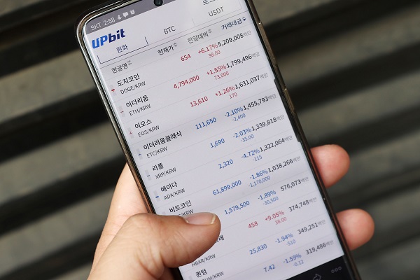 가상화폐 비트코인이 14일 오후 6천100만원대에서 거래되고 있다.