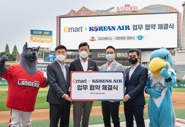 (사진 오른쪽부터) 권혁삼 대한항공 점보스 단장, 장성현 대한항공 마케팅/IT부문 부사장, 이마트 마케팅 총괄 최훈학 상무, SSG 랜더스 민경삼 대표이사. (사진=대한항공)