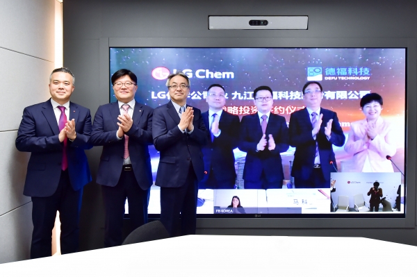 남철 LG화학 전무(왼쪽 3번째)와 마 케 더푸 동사장(오른쪽 2번째)이 지분투자 체결식에서 기념사진을 촬영하고 있다. (사진=LG화학)