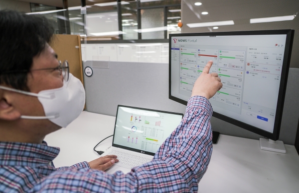 SK텔레콤이 개발한 사용자 관리 시스템 'MDMS'를 통해 고객사 관리자가 등록된 단말을 통합 제어하는 모습. (사진=SK텔레콤)