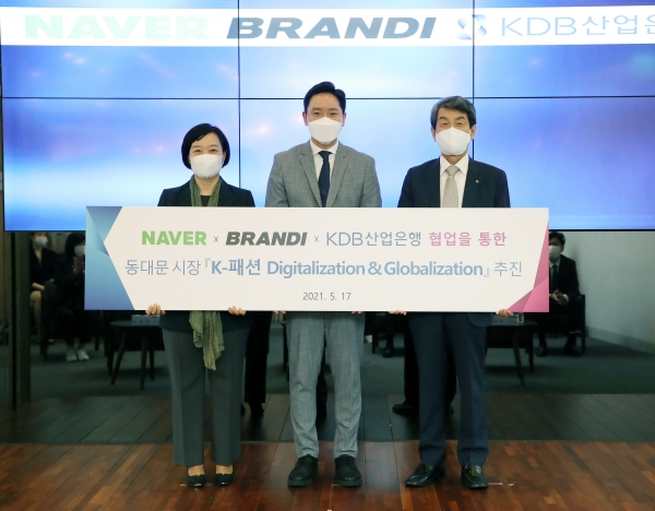 지난 17일 브랜디 동대문 풀필먼트 센터에서 열린 업무 협약식에 (왼쪽부터)한성숙 네이버 대표이사, 서정민 브랜디 대표, 이동걸 산업은행 회장​​ 등이 참석했다. (사진=네이버)