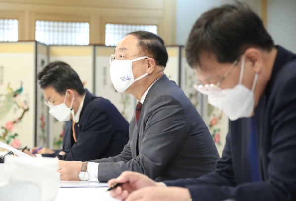 홍남기 부총리 겸 기획재정부 장관이 20일 정부서울청사에서 열린 '제22차 부동산시장 점검 관계장관회의'를 주재하며 발언하고 있다. (사진=연합뉴스)