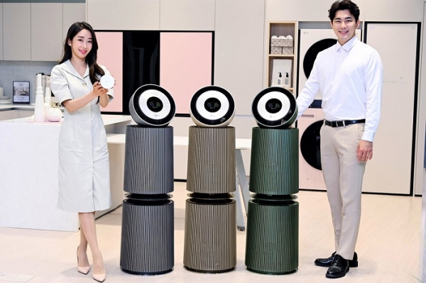 모델들이 서울 여의도 소재 더 현대 서울 백화점 내 LG전자 베스트샵 매장에서 'LG 퓨리케어 360° 공기청정기 알파'를 소개하고 있다. 왼쪽부터 아이언 그레이, 밀크티 라떼, 네이처 그린 색상. (사진=LG전