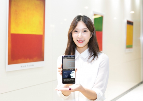 삼성화재 직원이 바이오인증 전자서명을 시연하고 있다. (사진=삼성화재)