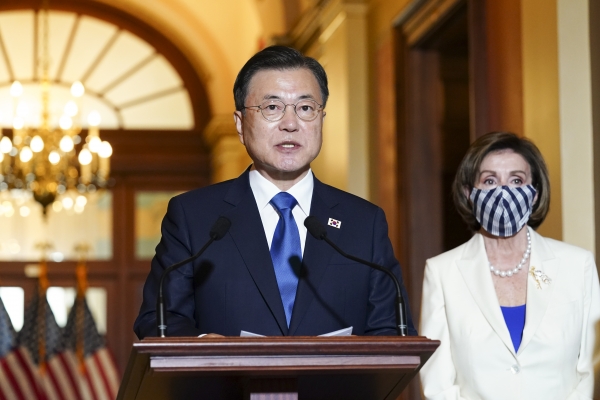 미국을 방문 중인 문재인 대통령이 20일 오후(현지시간) 워싱턴 국회의사당에서 미국 연방하원의원 지도부와 간담회에 앞서 발언하고 있다. 오른쪽은 낸시 펠로시 미국 연방하원의회 의장. (사진=연합뉴스)