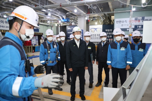 김현준 LH 사장이 성남 금광1구역을 방문해 현장 안전점검을 실시했다. (사진=LH)