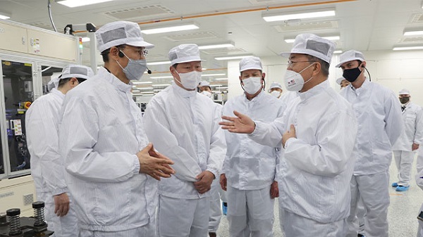 문재인 대통령이 22일 오후(현지시간) 미국 애틀랜타 SK이노베이션 전기차 배터리 공장을 방문, 시찰하고 있다. 왼쪽에서 두번째는 최태원 SK회장. (사진=연합뉴스)