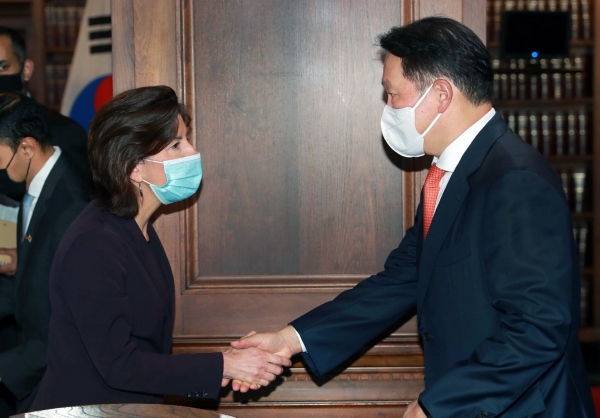 최태원 대한상공회의소 회장(사진 오른쪽)이 21일(현지 시각) 미국 워싱턴 D.C에서 열린 한미 비즈니스 라운드 테이블에 참석해 지나 레이몬도 상무부 장관을 만나 악수를 나누고 있다. (사진=대한상공회의소)