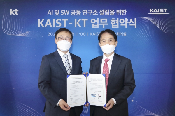 대전시 유성구 KAIST 본원 본관에서 구현모 KT 대표(왼쪽)와 이광형 카이스트 총장이 업무협약 체결 후 기념 촬영하는 장면. (사진=KT)