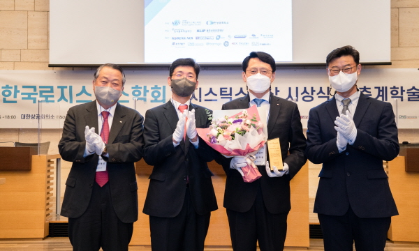 (사진 왼쪽부터) 심재선 물류산업진흥재단 이사장, 권오경 한국로지스틱스학회 고문, 엄재동 대한항공 화물사업본부장, 김대기 한국로지스틱스학회 회장이 기념촬영을 하고 있다. (사진=대한항공)