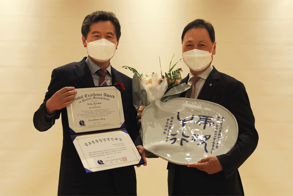 강태선 BYN블랙야크 회장(오른쪽)이 지난 21일 서울 양재동 더케이호텔에서 열린 한국품질경영학회 춘계학술대회에서 홍성훈 한국품질경영학회장(전북대 산업정보시스템공학과 교수)으로부터 '글로벌품질경영인대상'을 받은 뒤 기념사진을 찍고 있다. (사진=BYN블랙야크) 