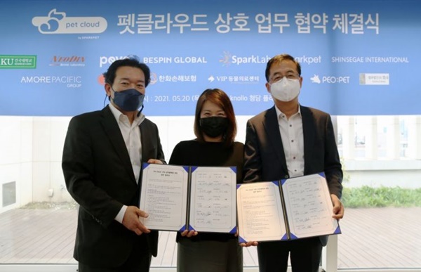 임동일 한화손해보험 CPC전략실장(오른쪽), 최용민 디지털전략팀장(왼쪽)이 추영주 스파크펫 대표(가운데)와 함께 업무협약식 체결 후 기념촬영을 하고 있다. (사진=한화손해보험)