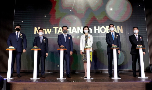 호반그룹, ‘New TAIHAN in HOBAN’ 기념행사 모습. 왼쪽에서 두번째부터 김선규 호반그룹 총괄회장, 김상열 호반장학재단 이사장, 우현희 태성문화재단 이사장, 나형균 대한전선 사장. (사진=호반그룹)