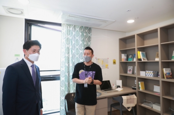 노형욱 국토부 장관이 25일 청년주택 '아츠스테이'를 방문해 내부를 살펴보고 있다. (사진=국토교통부)