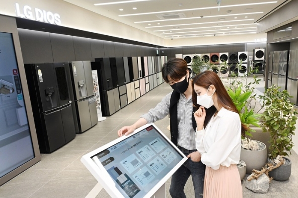 LG전자가 26일부터 국내 가전회사 가운데 처음으로 무인매장을 운영한다. 모델들이 무인매장에서 키오스크를 이용해 제품 정보를 확인하고 있다. (사진=LG전자)