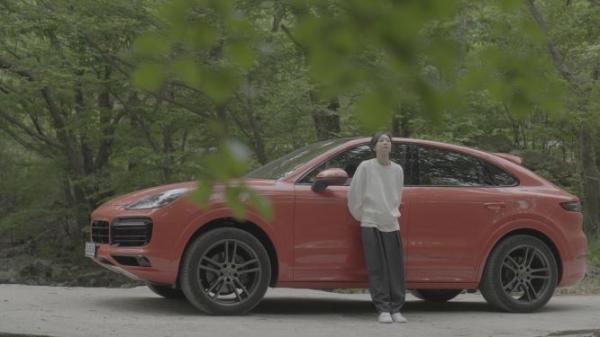 포르쉐코리아가 디스커버리 채널 코리아와 협업해 배우 김다미가 카이엔 쿠페와 함께 혼자만의 자유로운 여정을 떠나는 시네마틱 로드무비 '잠적'을 공개한다. (사진= 포르쉐코리아)