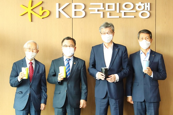 지난 26일 KB국민은행 여의도 신관에서 열린 'KB 그린웨이브 1.5℃ 금융상품 패키지' 출시 행사에서 참석자들이 기념촬영을 하고 있다. (왼쪽부터) 손봉호 푸른아시아 이사장, 홍정기 환경부 차관, 허인 KB국민은행장, 박성수 KB국민카드 부사장. (사진=KB국민은행)