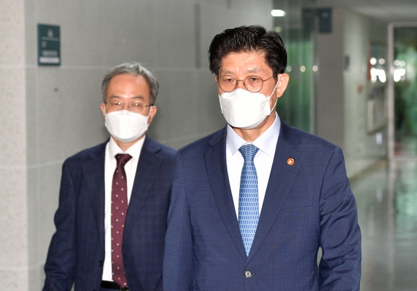 노형욱 국토교통부 장관(오른쪽)이 27일 오전 서울 여의도 국회 의원회관에서 열린 더불어민주당 국토교통위원회 의원들과의 당정협의에 참석하고 있다. (사진=연합뉴스)