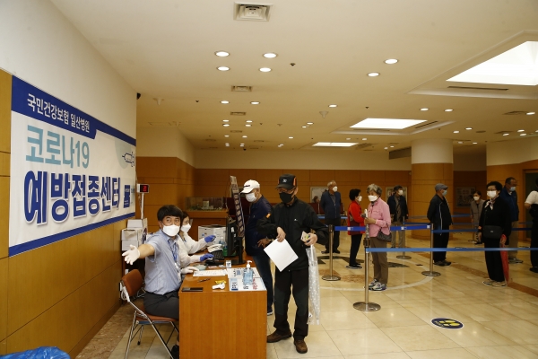 27일 경기 고양 일산동구 국민건강보험 일산병원 예방접종센터에서 시민들이 백신을 접종받기 위해 줄을 서고 있다. (사진=국민건강보험 일산병원)